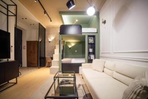 un soggiorno con un divano e un letto di SoulNest Apartments a Sarajevo