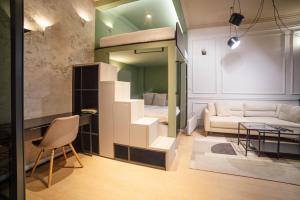 una camera con letto a soppalco, divano e tavolo di SoulNest Apartments a Sarajevo