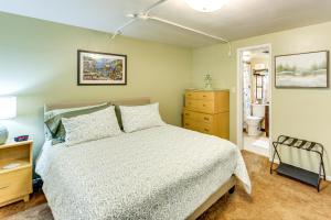 een slaapkamer met een bed en een badkamer bij Walk to Shops and Eats Apt in Downtown Elizabeth in Clairton