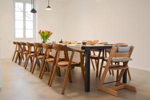 a dining room with a table and chairs at Le domaine de rigou in Lasbordes