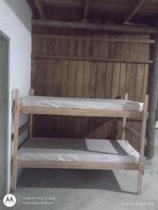 een houten plank die in een kamer met een muur staat bij Hostel Cedro do Ronca in Paraty