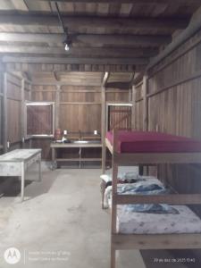 een kamer met 2 stapelbedden en een wastafel bij Hostel Cedro do Ronca in Paraty