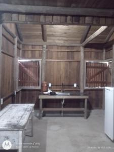 een kamer met een wastafel en een tafel erin bij Hostel Cedro do Ronca in Paraty