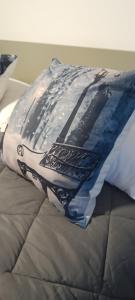 Ein Kissen auf einem Bett mit einem Schiff darauf in der Unterkunft Aveiro Ria View in Aveiro