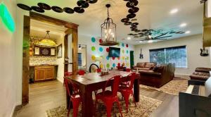 una cucina e un soggiorno con tavolo e sedie di The Venue a Lubbock