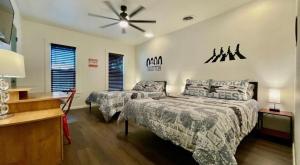 una camera da letto con due letti e un ventilatore a soffitto di The Venue a Lubbock