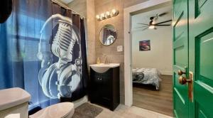 un bagno con un ventilatore sul muro accanto a un lavandino di The Venue a Lubbock Altre 22 foto