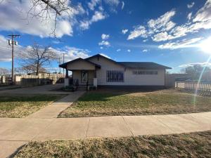 una piccola casa bianca con il sole nel cielo di The Venue a Lubbock