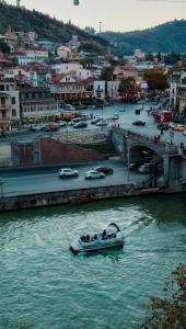 een groep mensen in een boot in een rivier bij Hotel Zaira in Tbilisi City