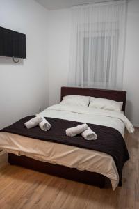 een slaapkamer met een bed met twee handdoeken erop bij Apartman Nana in Vranje