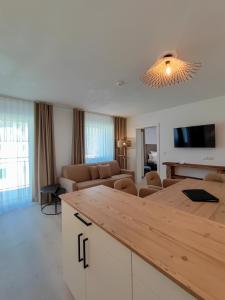 een woonkamer met een bank en een tafel bij das Alpenblick & Outdoor Lodge Nauders in Nauders