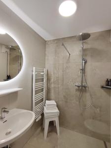 een badkamer met douche, wastafel en toilet bij das Alpenblick & Outdoor Lodge Nauders in Nauders