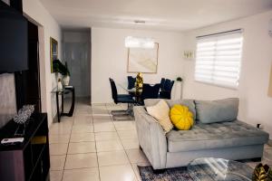 a living room with a couch and a table at Alojamiento completo familiar in Carolina