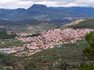 une vue aérienne d'une ville dans les montagnes dans l'établissement Casa Los Pinos, à Siles