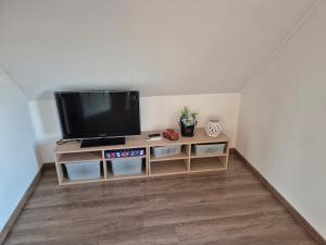 Elle comprend une télévision à écran plat. dans l'établissement Tóthék Apartman, à Szigetvár 11 autres photos