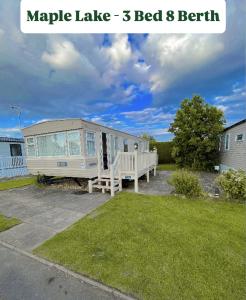 ein Mobilheim mit Veranda im Garten in der Unterkunft Southview Holiday Park in Winthorpe