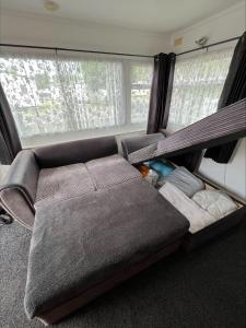 ein Zimmer mit Sofa und Bett in einem Wohnmobil in der Unterkunft Southview Holiday Park in Winthorpe + 10 Fotos