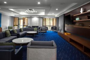 een woonkamer met banken en tafels en een tv bij Courtyard by Marriott Richmond Northwest in Henrico