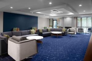 een wachtkamer met banken, stoelen en tafels bij Courtyard by Marriott Richmond Northwest in Henrico +23 foto's