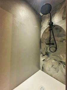 a corner of a room with a microphone on the wall at L'annexe 3 - Cosy studio Dole in Foucherans +2 photos