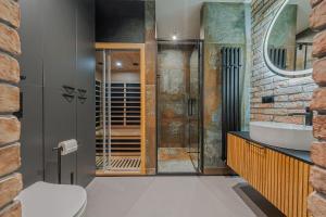 Et badeværelse på Calm Sauna & Jacuzzi by OneApartments + 27 billeder