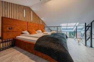 En eller flere senge i et værelse på Calm Sauna & Jacuzzi by OneApartments