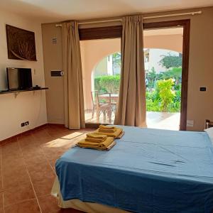 a bedroom with a bed with towels on it at Sal&Love apt in Porto Antigo in Santa Maria