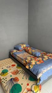 a bedroom with two twin beds and a table at Aby's Guest House in Tlekung
