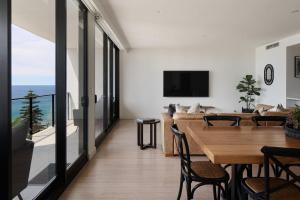 een woonkamer met een tafel en een bank bij The Outlook - 2 bed option in Newcastle