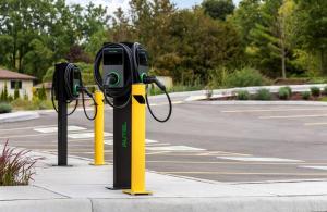 eine Reihe von Parkuhren auf einem Parkplatz in der Unterkunft Quality Inn in Leamington