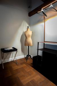 un mannequin sur un support dans une pièce dans l'établissement Locanda Sibilla Luxury Suites, à Tivoli 8 autres photos