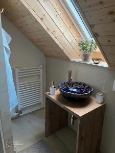 een badkamer met een wastafel en een dak bij Zrub Kriváň Drevená chata s výhľadom na Tatry in Závažná Poruba +51 foto's