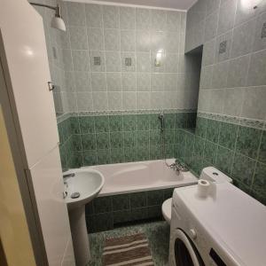 ein Badezimmer mit Badewanne, Waschbecken und Toilette in der Unterkunft Mieszkanie Kapitana Pałaca in Serock