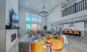 een woonkamer met een bank en een tafel bij Catawba Falls Manor in Ridgecrest