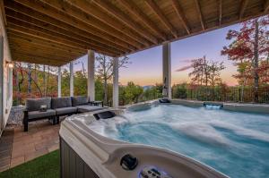 een hot tub in de achtertuin van een huis bij Catawba Falls Manor in Ridgecrest