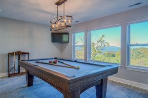 een pooltafel in een kamer met ramen bij Catawba Falls Manor in Ridgecrest