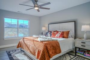 een slaapkamer met een bed en een plafondventilator bij Catawba Falls Manor in Ridgecrest +57 foto's