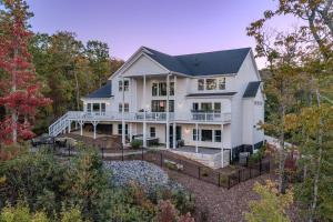 een luchtzicht op een wit huis bij Catawba Falls Manor in Ridgecrest