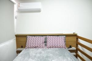 1 Schlafzimmer mit einem Bett und Klimaanlage in der Unterkunft Loft 01 dormitório in Tubarão