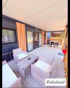 una veranda riparata con tavolo e sedie di Laura, Milan a Pakoštane