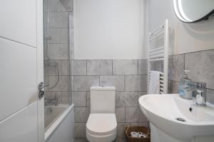 Koupelna v ubytování Charming 2 Bedroom Apartment in a Converted Chapel - Free Parking, Smart TV, Fast WiFi and Self-Check-In by Yoko Property