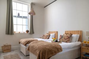 Postel nebo postele na pokoji v ubytování Charming 2 Bedroom Apartment in a Converted Chapel - Free Parking, Smart TV, Fast WiFi and Self-Check-In by Yoko Property