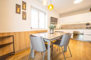 Køkken eller tekøkken på Moderno appartamento con giardino