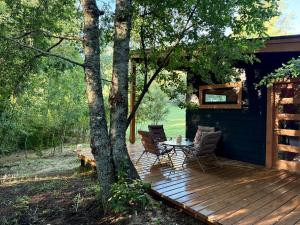 a wooden deck with a table and chairs on a cabin at Casa Oregon Pucura in Traitraico