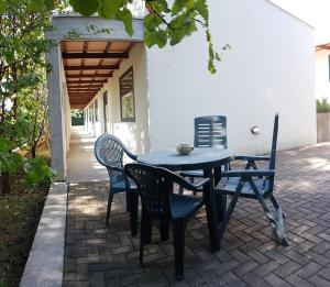 ein blauer Tisch und Stühle auf einer Terrasse in der Unterkunft Bambù Affittacamere & Residence in Teramo