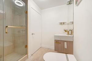 ein Badezimmer mit Dusche, Toilette und Waschbecken in der Unterkunft 40th Fl Designer Lakeview 2BR PATH & Union Access in Toronto + 29 Fotos