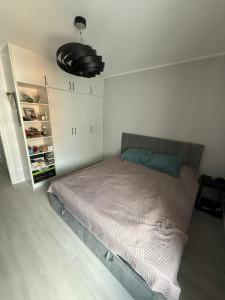 een slaapkamer met een bed en een blacklight bij PFB Premium Apartment in Słubice