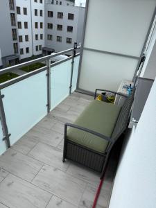 een stoel die op een balkon van een gebouw staat bij PFB Premium Apartment in Słubice