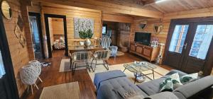 un salon avec un canapé et une table dans l'établissement Villa Mogaren, à Vega de San Mateo