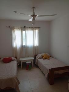 En eller flere senge i et værelse på Hermosa casa a 15 min de Villa Carlos Paz + 18 billeder